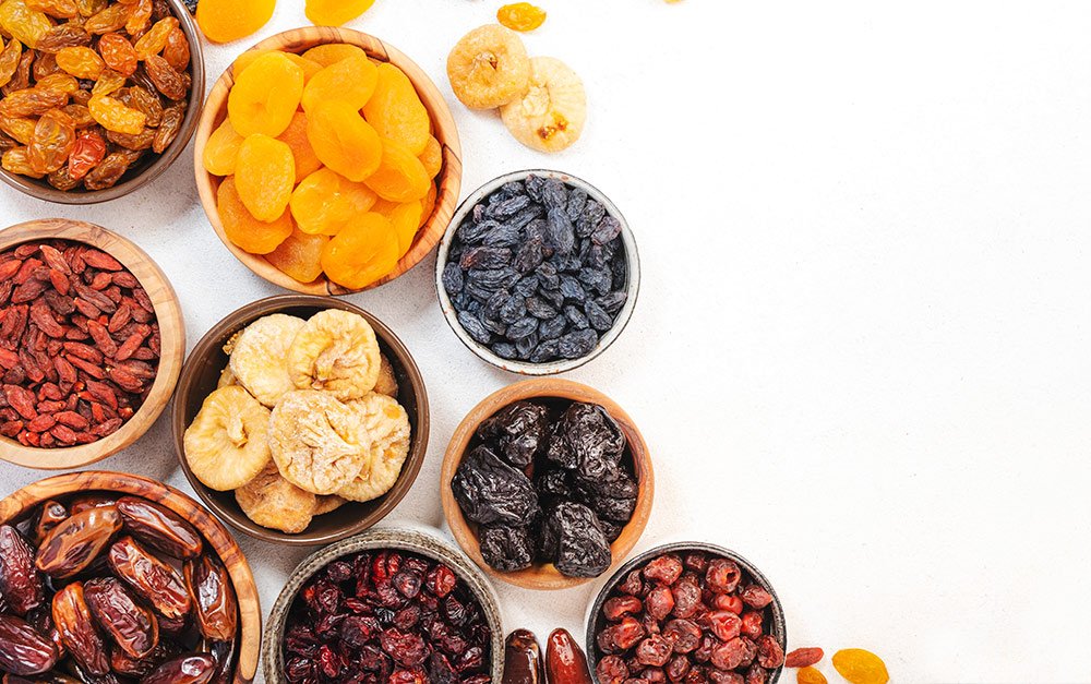 Imagem de alguns tipos de frutas desidratadas para vender em lojas de produtos naturais.