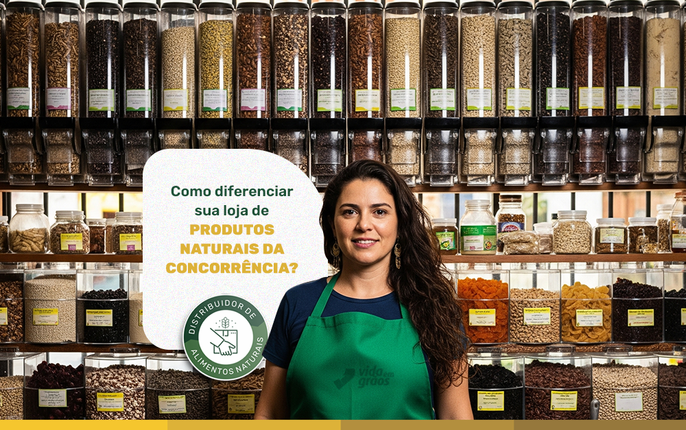 Imagem de uma dona em frente a sua loja de produtos naturais recheadas de produtos da Vida em Grãos.
